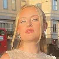 Amelia Dimoldenberg Desnuda