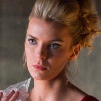 Betty Gilpin Desnuda
