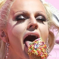 Courtney Act Desnuda