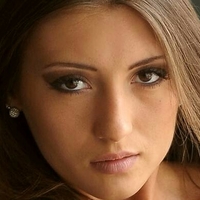 Emilia Sky Desnuda