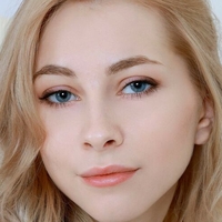 Emily Cade Desnuda