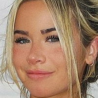Emily Elizab3th Desnuda