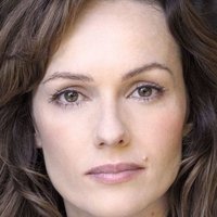 Emma Campbell-Jones Desnuda