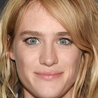 Mackenzie Davis Desnuda