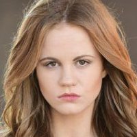 Mackenzie Lintz Desnuda