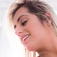 Mia Linz Desnuda