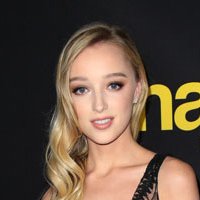 Phoebe Dynevor Desnuda