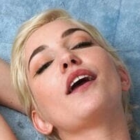 Skye Blue Desnuda
