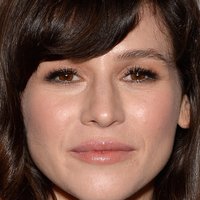 Yael Stone Desnuda