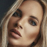 Yvonne Simon Desnuda